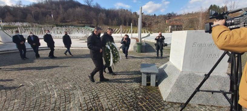 They laid flowers in Potočari - Avaz