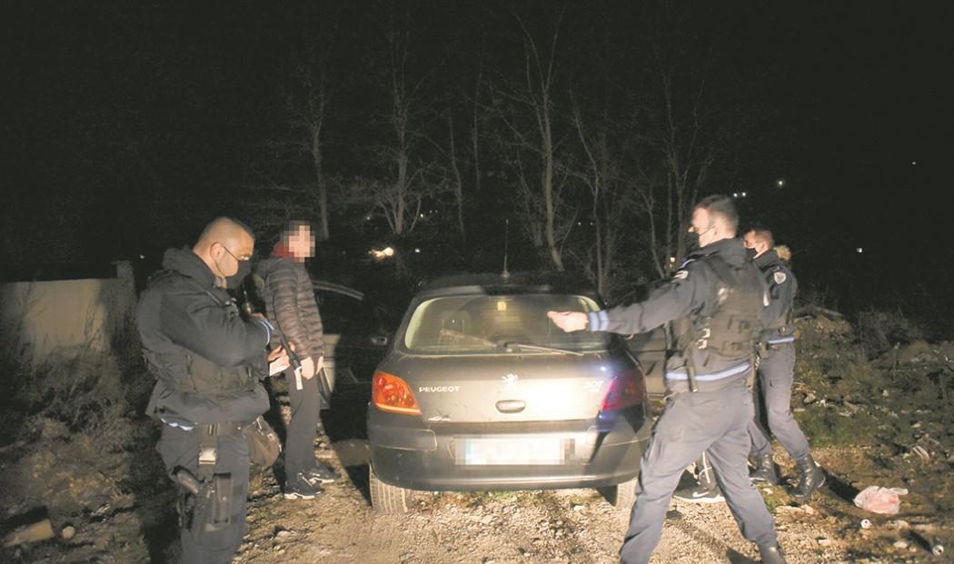 Avazova patrola / Vozač zatečen sa spidom, pištoljem i čakijom, policajci ga u stanici skinuli do gole kože