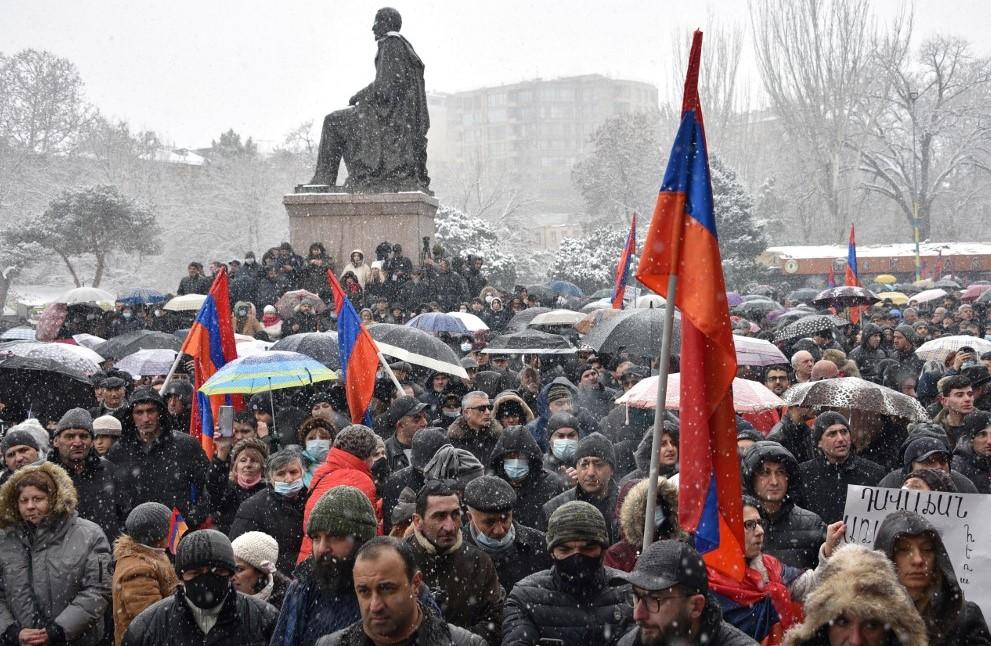 Hiljade ljudi na ulici Erevena - Avaz