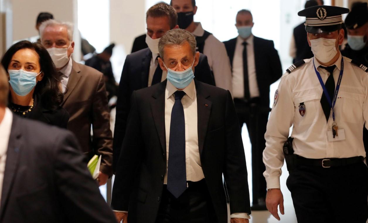 Former French President Nicolas Sarkozy, wearing a protective face mask, arrives for the verdict in his trial on charges of corruption and influence peddling, at Paris courthouse, France, March 1, 2021. - Avaz