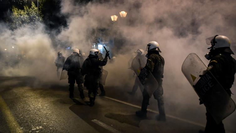 Protest na ulicama Atine: Policajac teško povrijeđen