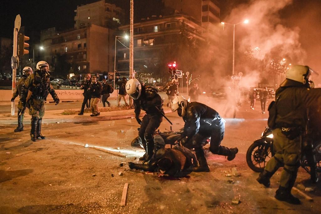 Two hundred hooded protesters threw rocks and Molotov cocktails at a police station in the Nea Smyrni suburb - Avaz