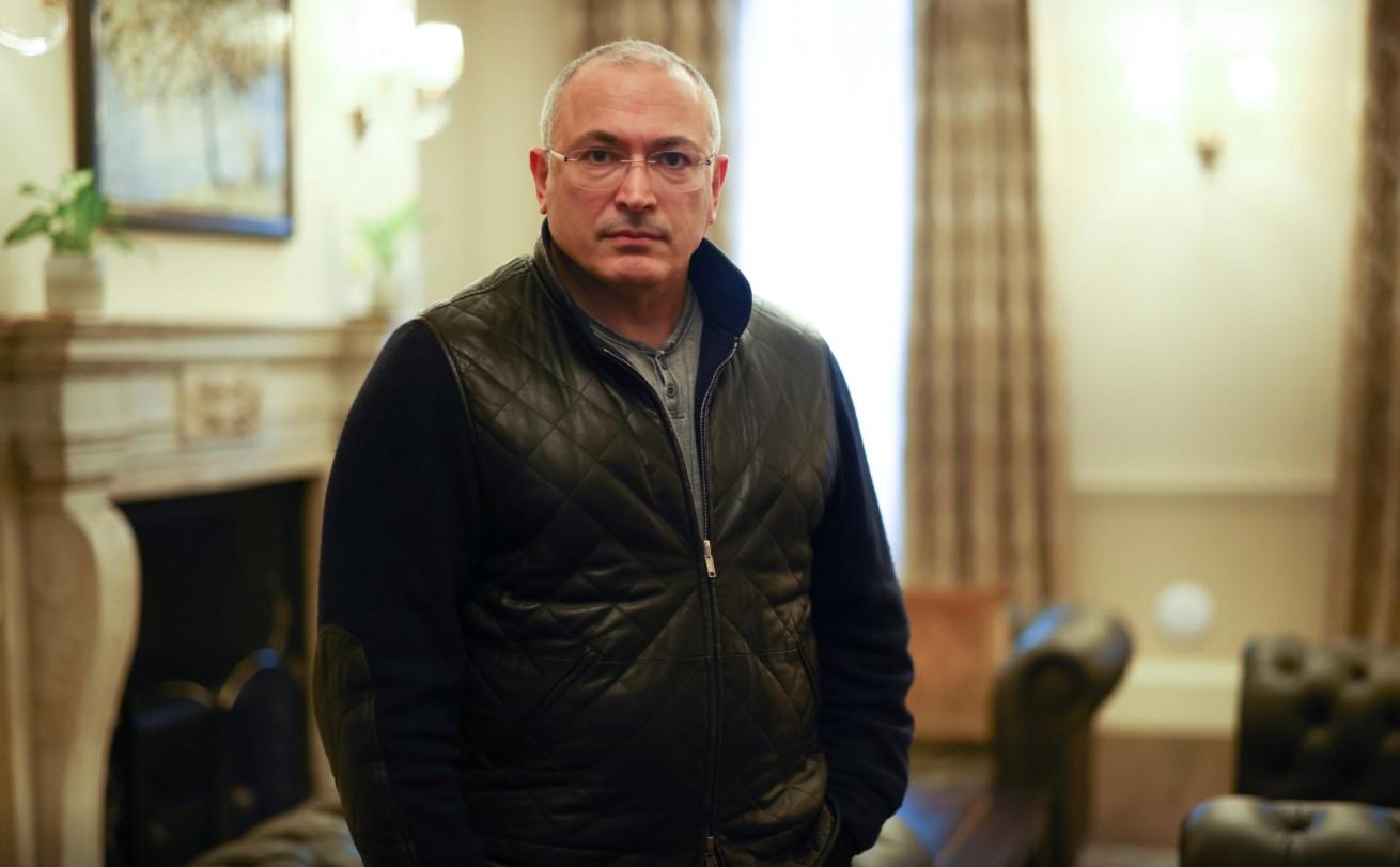 Former Russian tycoon Mikhail Khodorkovsky poses for a pictured after an interview with Reuters in central London, Britain, January 18, 2021. - Avaz