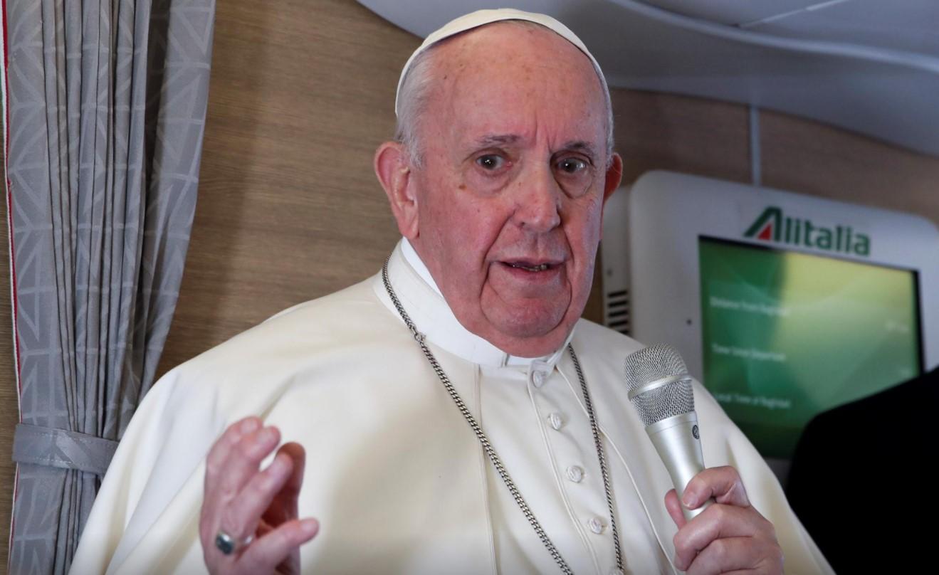 Pope Francis gives a news conference aboard the papal plane on his flight back after visiting Iraq, March 8, 2021. - Avaz