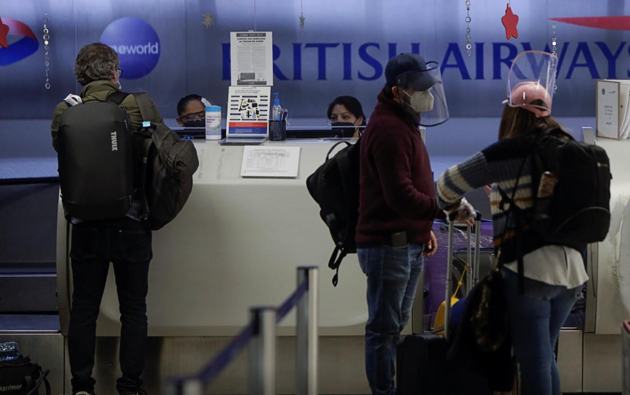 Passengers are seen at the counter of British Airways to check in for their flights to London at the Benito Juarez International Airport, in Mexico City, Mexico December 21, 2020. - Avaz