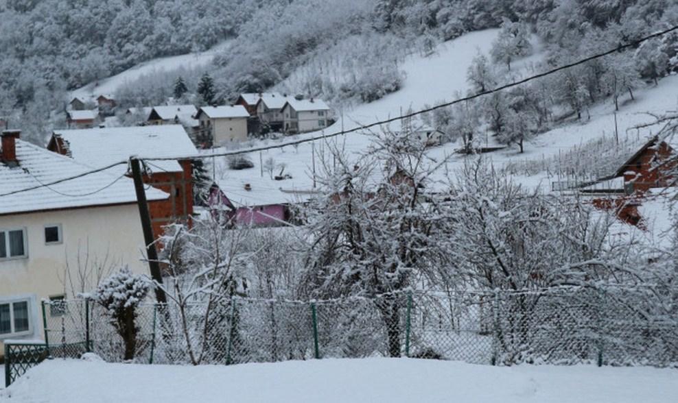 Snijeg prouzrokovao brojne probleme: Oštećeni malinjaci i voćnjaci, zatrpani putevi