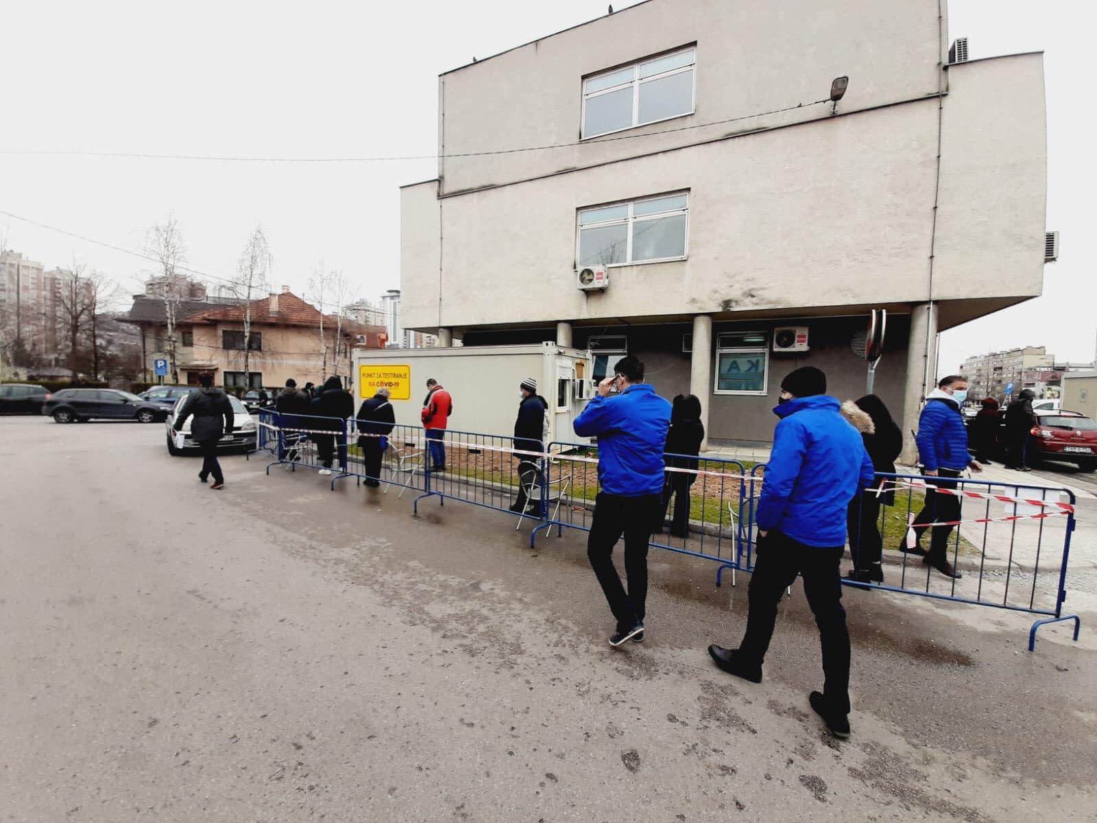 Postavljene stolice ispred doma zdravlja - Avaz