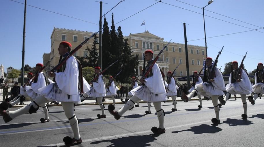 Greek soldiers attend a military parade during the Greek Independence Day at Syntagma Square, Athens, Greece on March 25, 2017. - Avaz