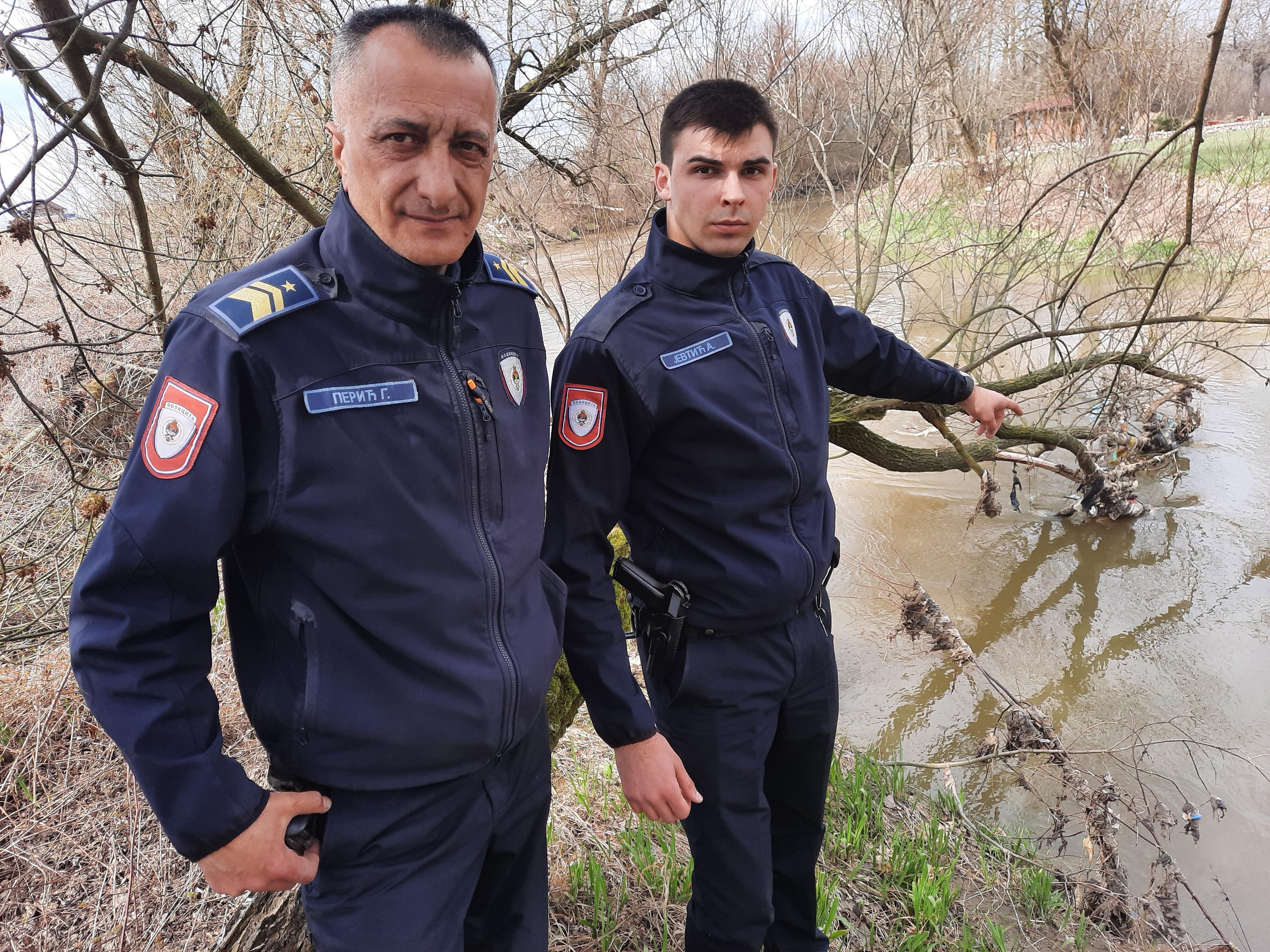 Policajci heroji koji su spasili ženu: Bila je u dubokoj vodi, drhtala je i govorila nam "pustite me"