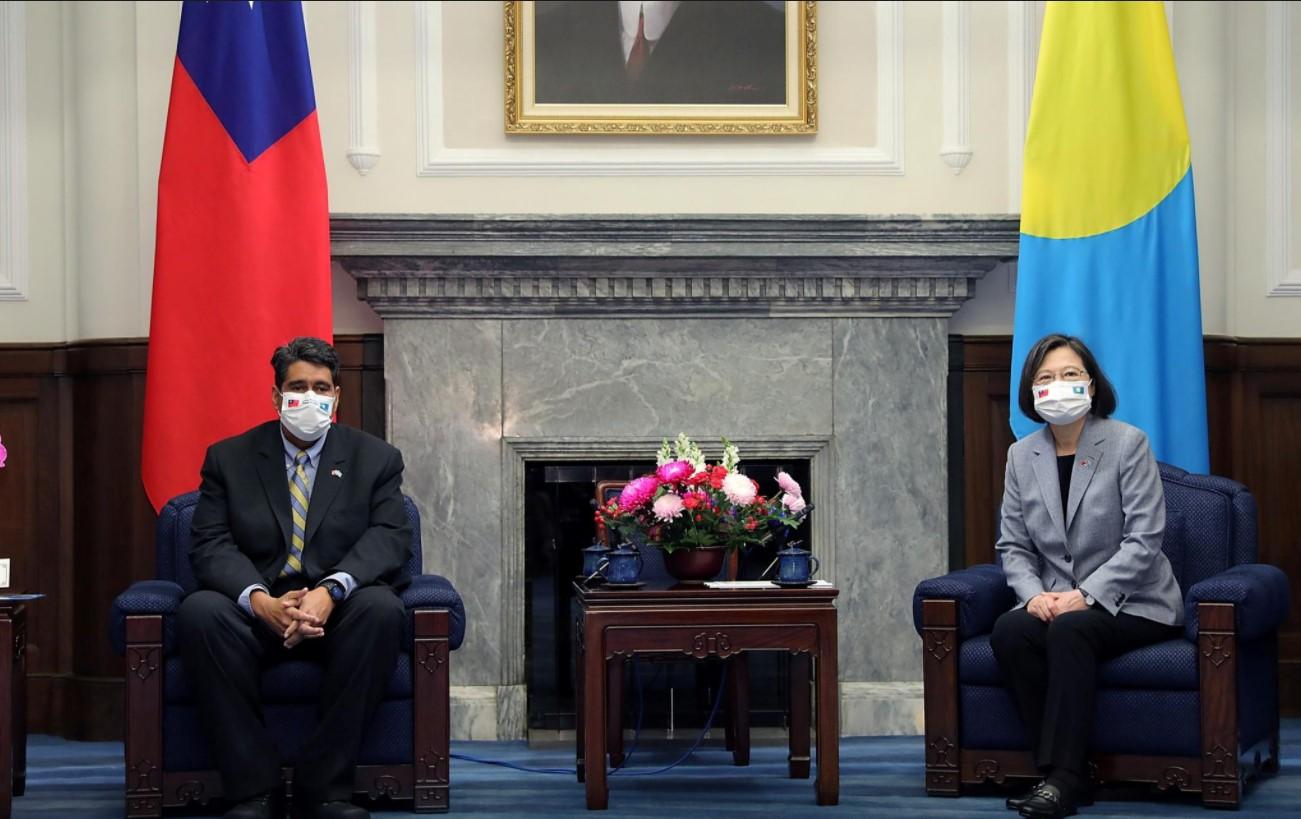 Palau's President Surangel Whipps and Taiwanese President Tsai Ing-wen attend a meeting at the presidential office in Taipei, Taiwan March 30, 2021. - Avaz