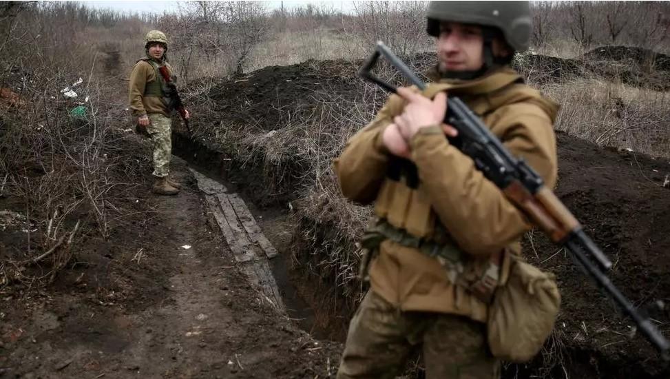 Ukrainian servicemen patrol along a position at the front line with Russia-backed separatists near Avdiivka, Donetsk region - Avaz