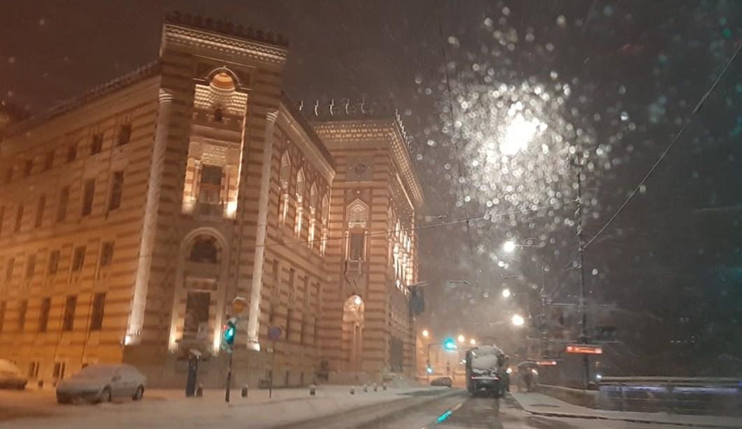 Pogledajte kako večeras izgledaju sarajevske ulice prekrivene snijegom