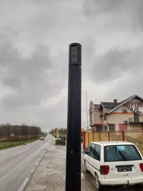 Kamere postavljenje na crnim stubovima - Avaz