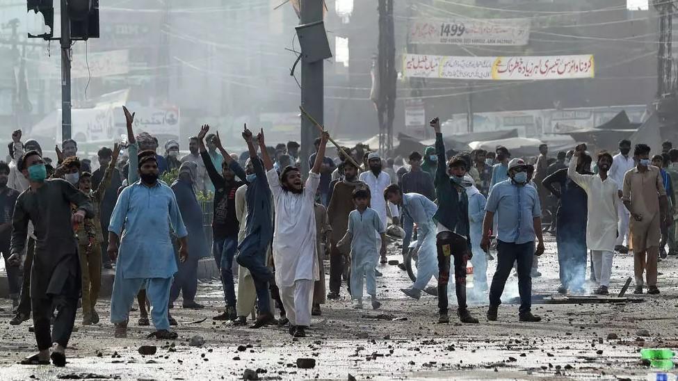 Tehreek-e-Labbaik Pakistan (TLP) supporters in Lahore on April 13, 2021 protest the arrest of their leader as he called for the expulsion of the French ambassador in Pakistan - Avaz