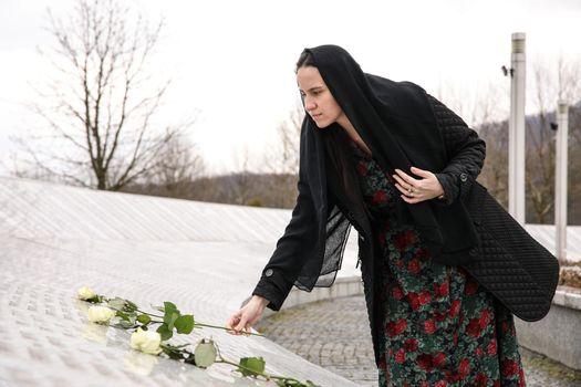 Gradonačelnica Sarajeva Benjamina Karić u Srebrenici: Hodajući između bolnih uspomena