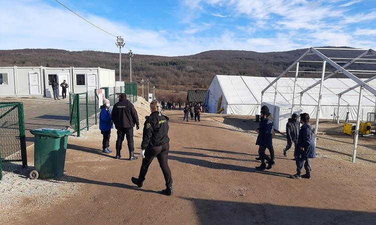 High-level delegation visiting temporary reception center Lipa