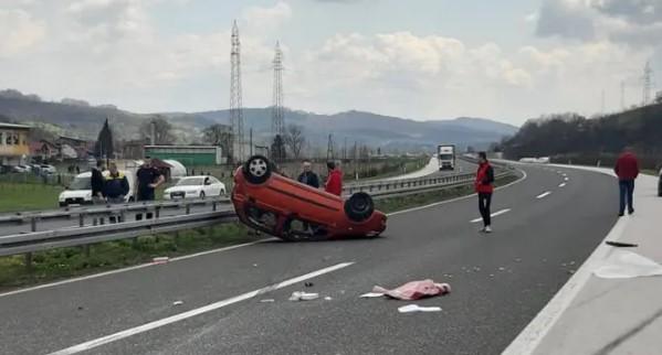 Nesreća na autoputu kod Visokog: U prevrtanju vozila povrijeđena jedna osoba