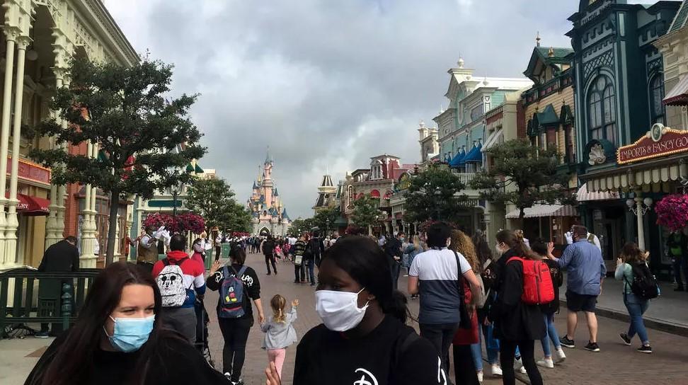 A Disneyland Paris executive says the theme park, closed due to the pandemic, is "proud to help support the authorities... to administer vaccines" - Avaz