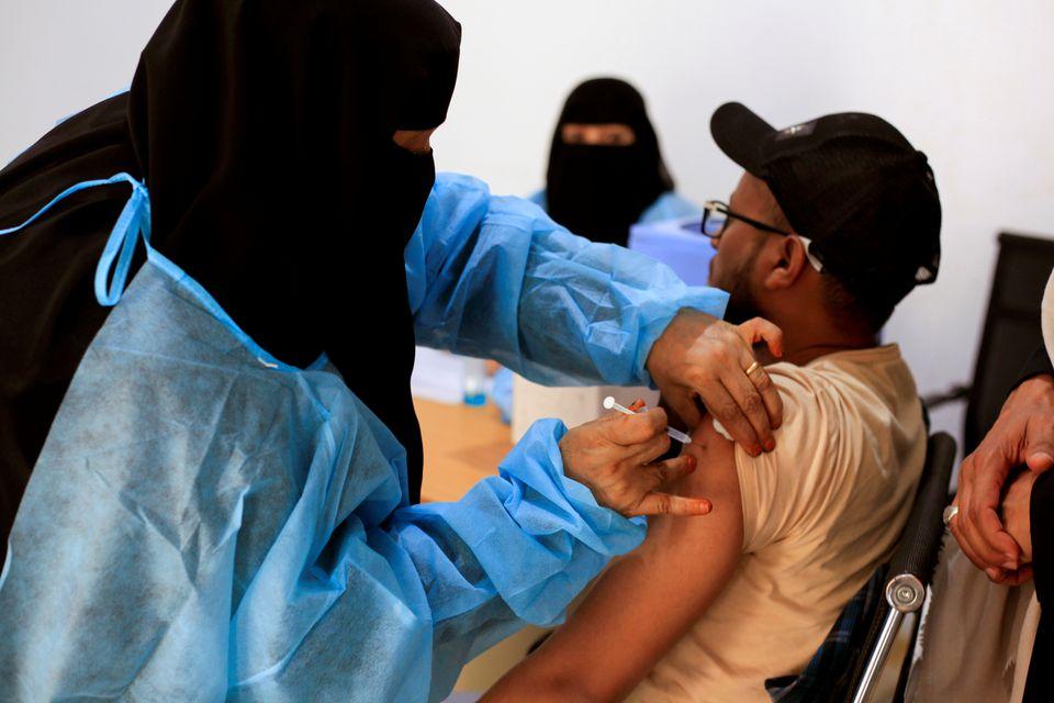 A man receives the AstraZeneca vaccine against the coronavirus disease (COVID-19), at a medical center in Taiz, Yemen April 23, 2021. - Avaz