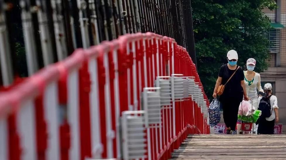 People wear masks on a suspension bridge in Bitan, a popular scenic spot in Taipei - Avaz