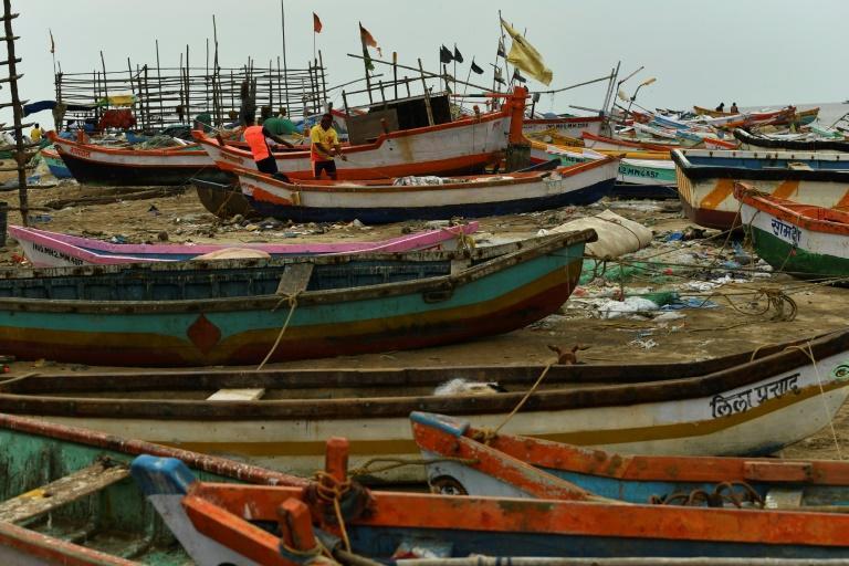 Six dead as powerful cyclone heads for India