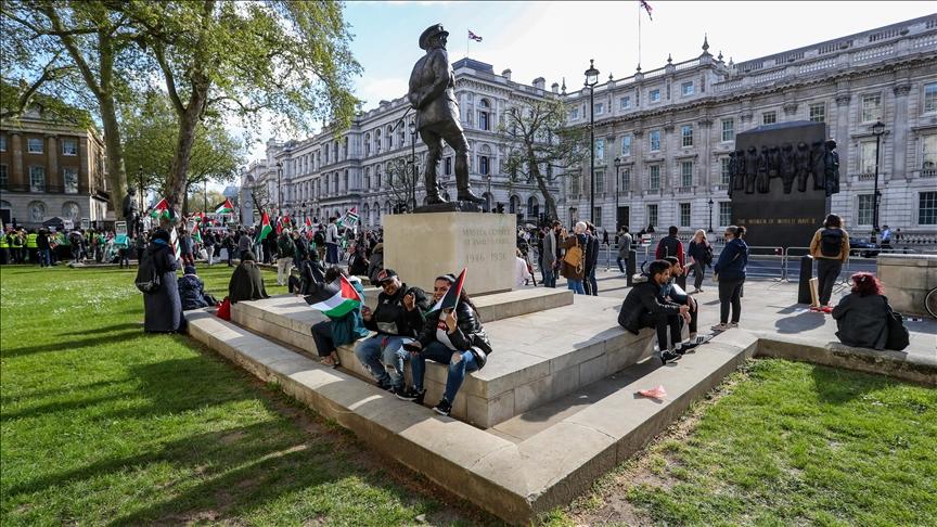 Pro-Palestinian demonstrators gather to protest against Israeli air raids on Gaza Strip outside Britain's PM Office in Downing Street, London, United Kingdom on May 11, 2021. - Avaz