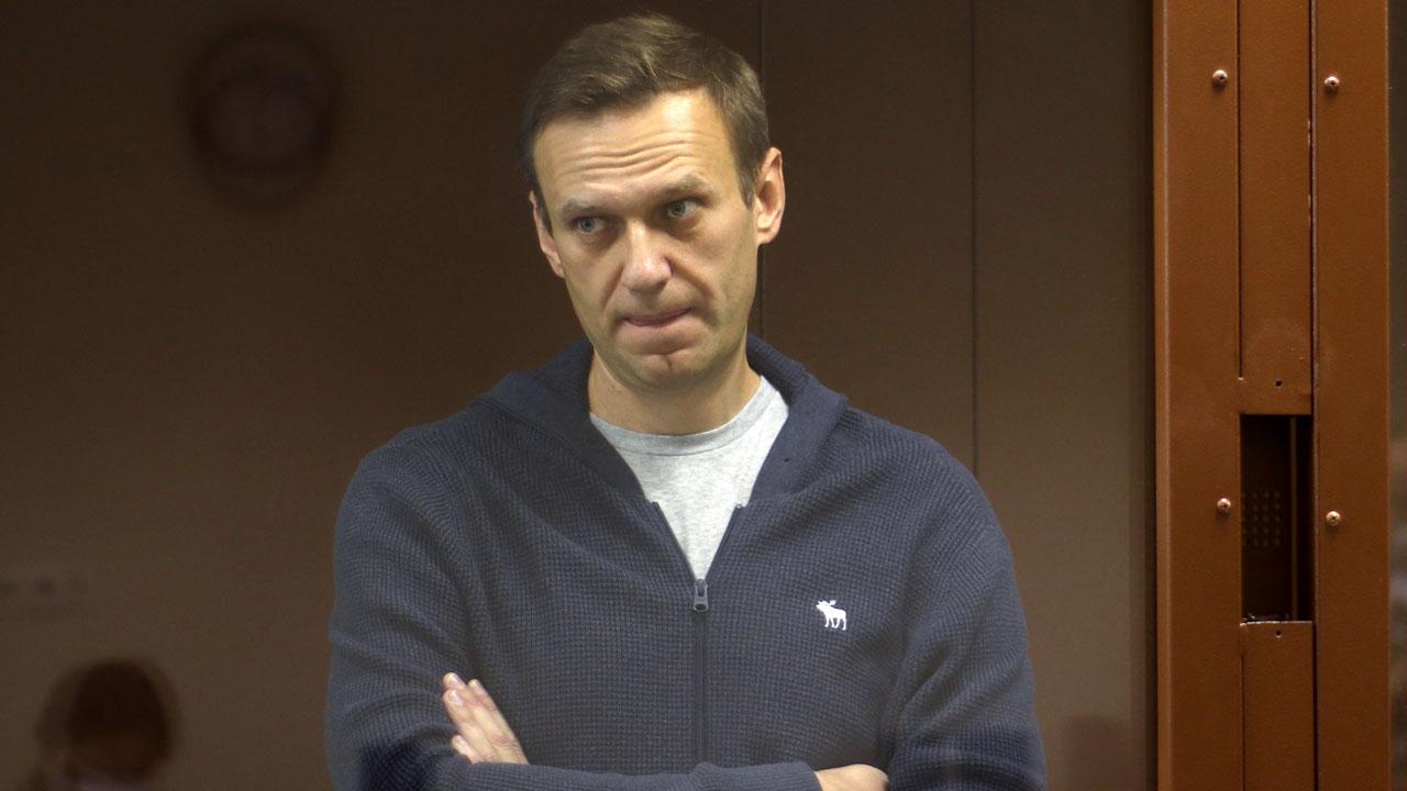 This handout picture provided by the Babushkinsky district court on February 12, 2021, shows Russian opposition leader Alexei Navalny, charged with defaming a World War II veteran, standing inside a glass cell during a court hearing in Moscow - Avaz