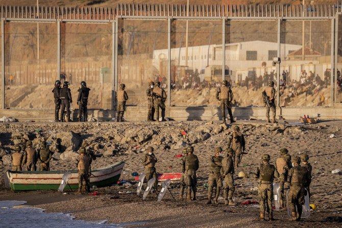 Spanish security forces guard the Spanish enclave of Ceuta, near the border of Morocco and Spain, Wednesday, May 19, 2021. - Avaz