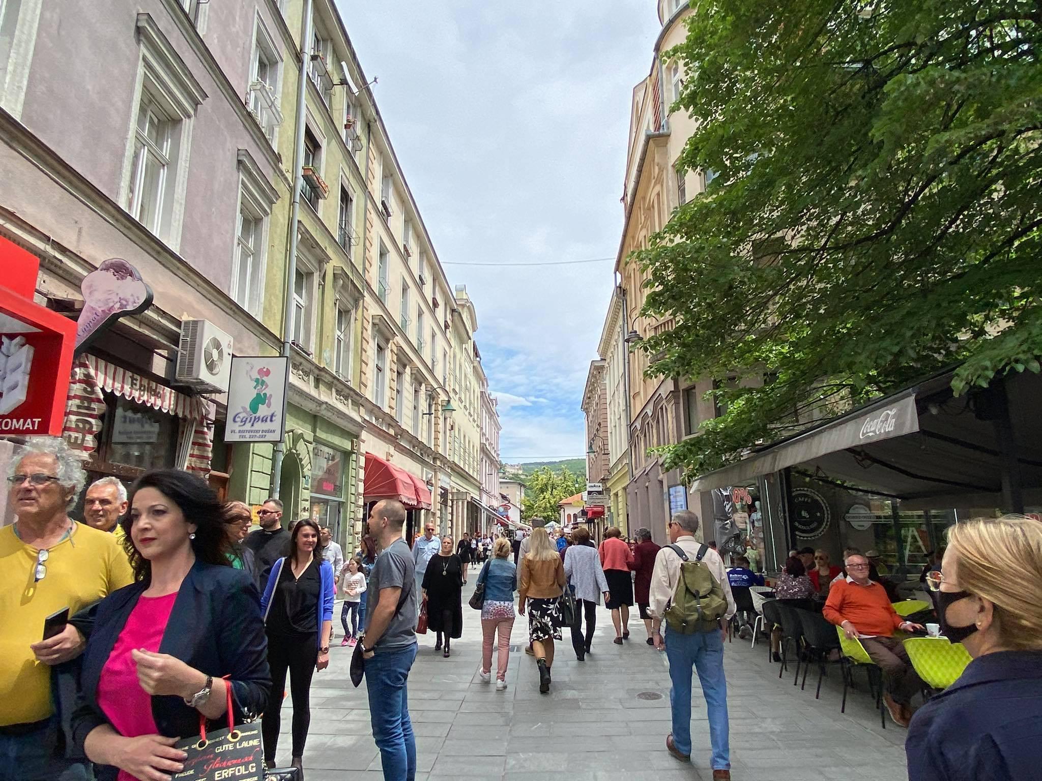 Ulice Sarajeva danas "oživjele", građani smatraju da se ne treba previše opuštati