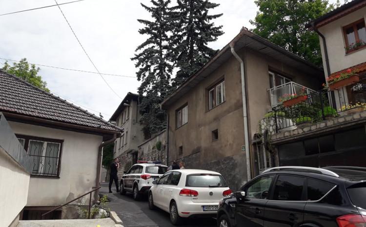 Policija ispred kuće u naselju Čobanija - Avaz