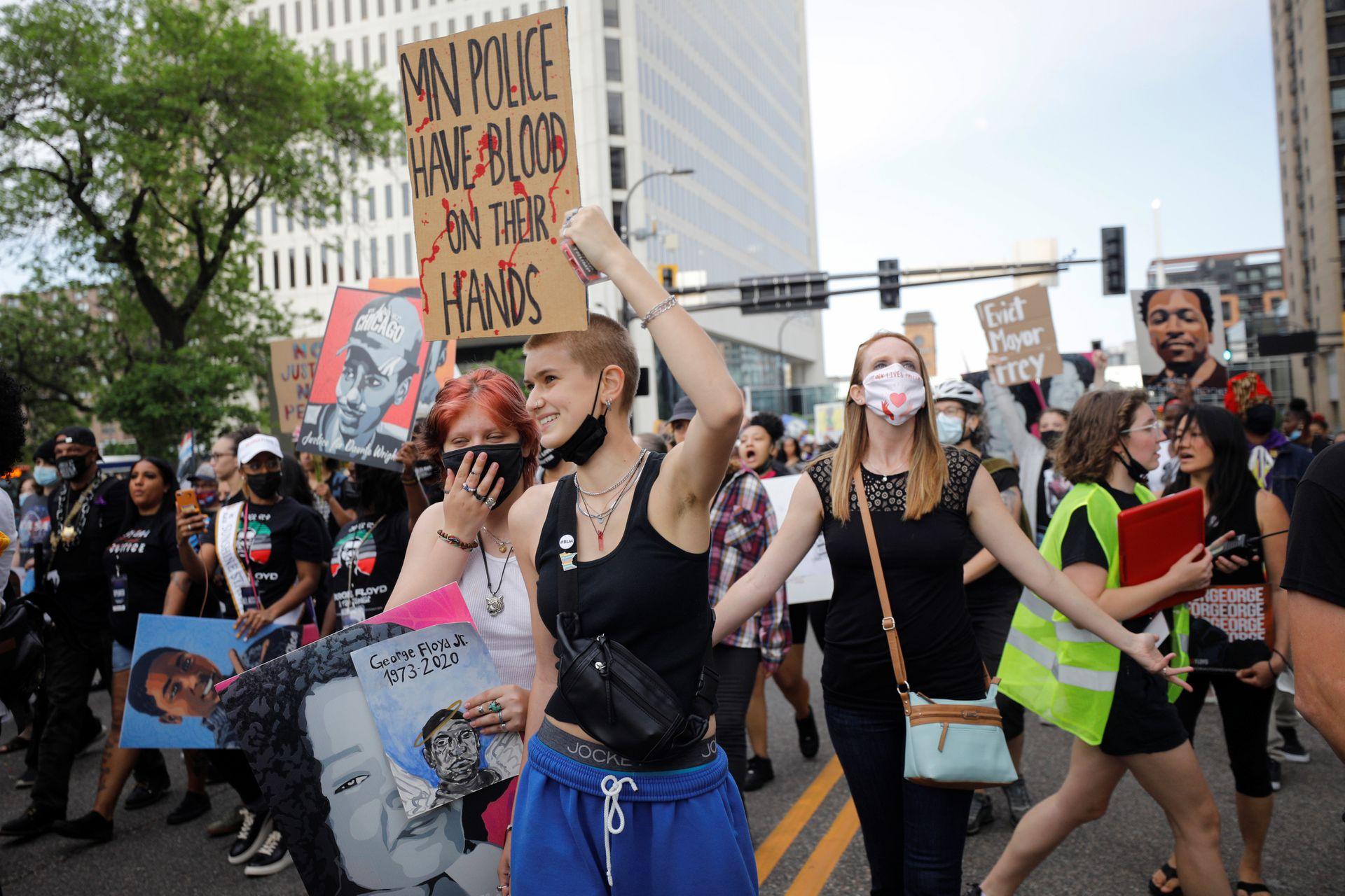 People march during the "One Year, What's Changed?" rally hosted by the George Floyd Global Memorial to commemorate the first anniversary of his death, in Minneapolis, Minnesota, U.S. May 23, 2021. - Avaz