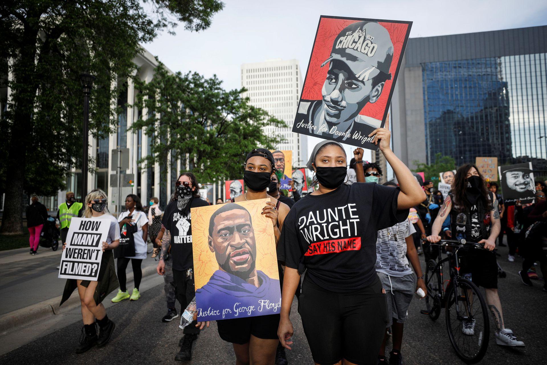 People march during the "One Year, What's Changed?" rally hosted by the George Floyd Global Memorial to commemorate the first anniversary of his death, in Minneapolis, Minnesota, U.S. May 23, 2021. - Avaz