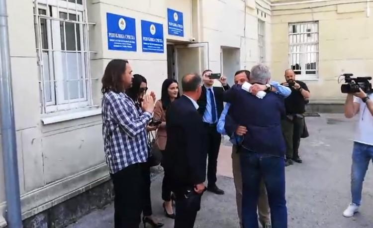 Pogledajte izlazak Nebojše Vukanovića iz policijske stanice: Neće kriminal biti iznad mene u ovome gradu, Bogom vam se kunem!