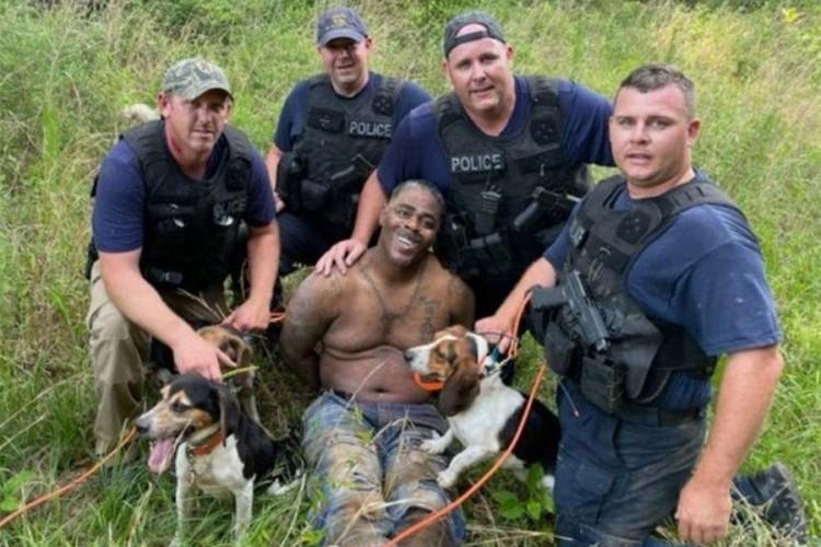 Policajci se fotografirali sa lopovom - Avaz