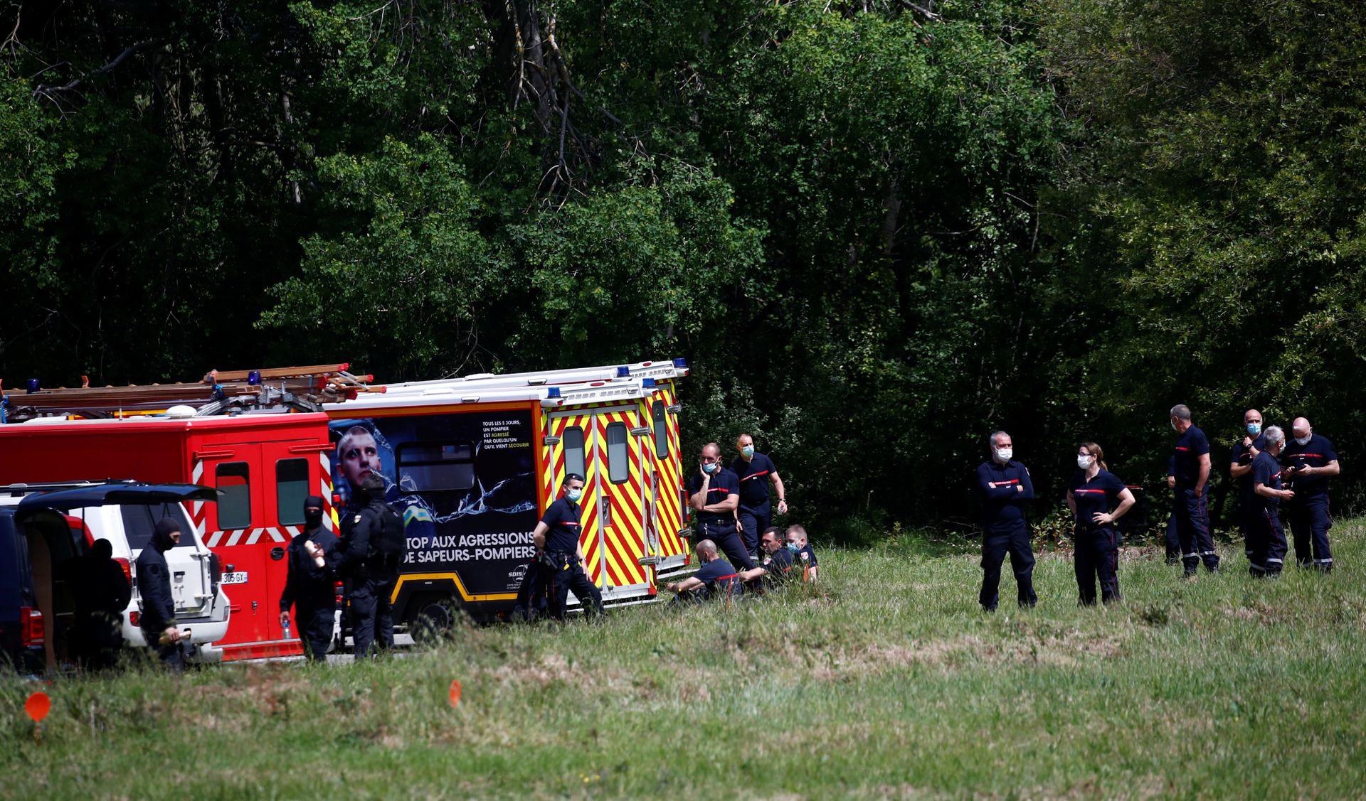 French special police forces and firefighters are seen after an assailant stabbed and badly wounded a policewoman in La Chapelle-sur-Erdre, western France, May 28, 2021. - Avaz