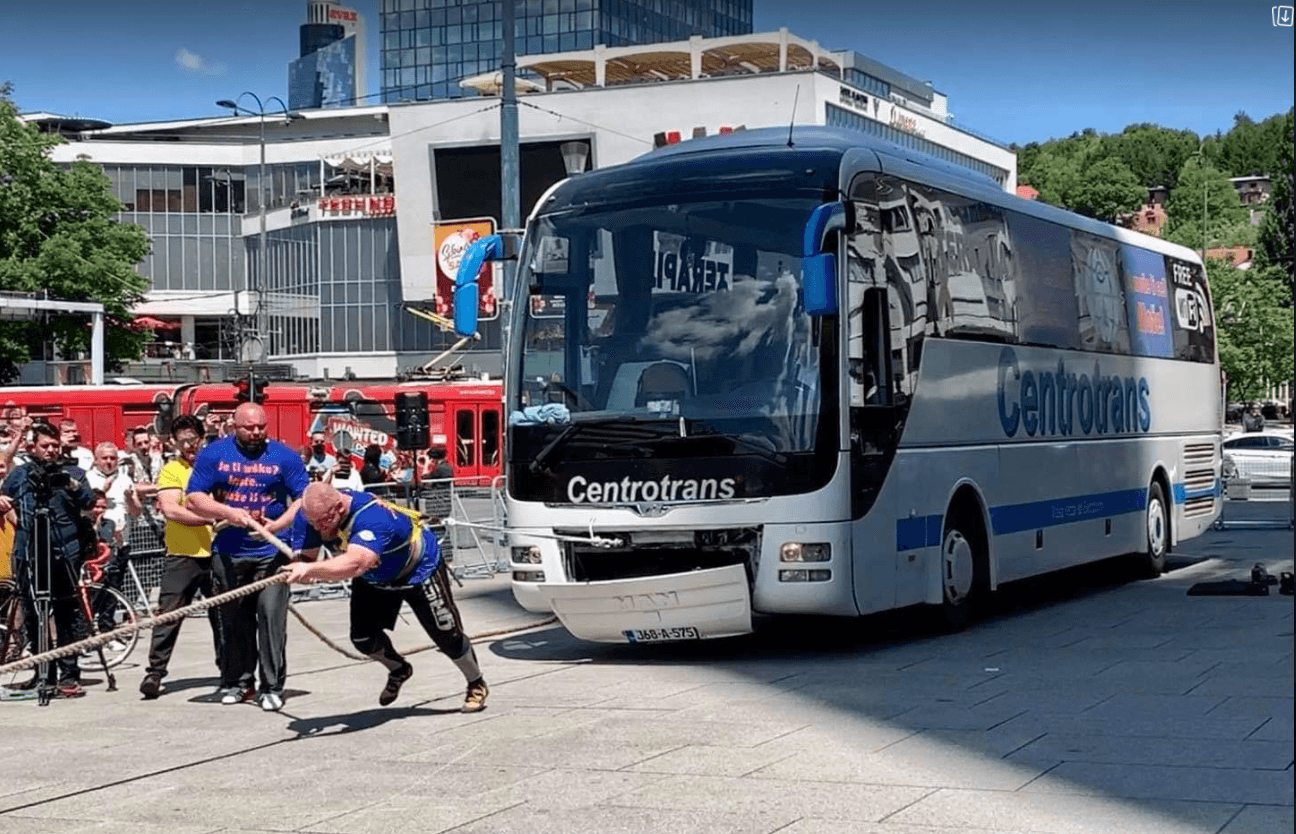 Spektakl u centru Sarajeva: Strongmeni vukli autobus od 15 tona, dizali tegove od 200 kilograma...