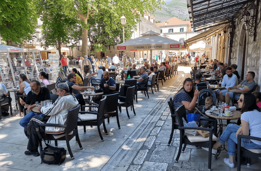 Trebinje: Ulice pune šetača - Avaz