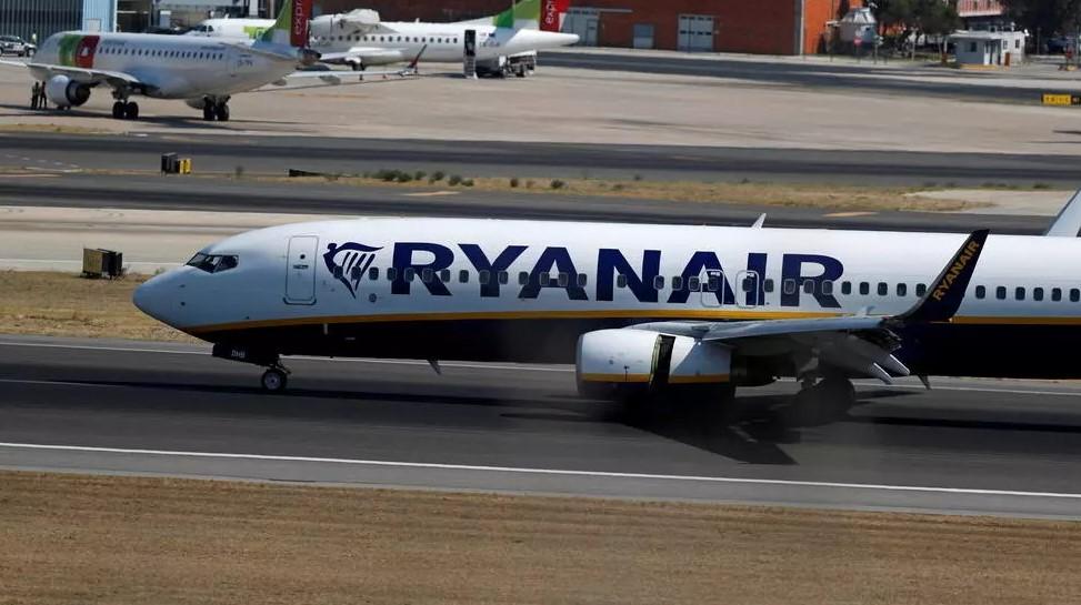 A Ryanair plane taxis at Lisbon's airport, Portugal, on September 27, 2018. - Avaz