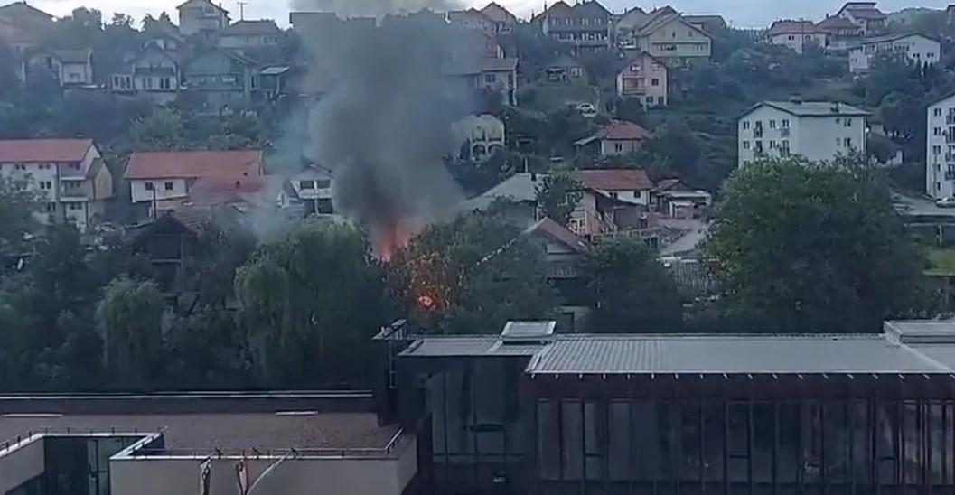 Gore kuće u Kaknju: Vatrogasci se bore s vatrenom stihijom