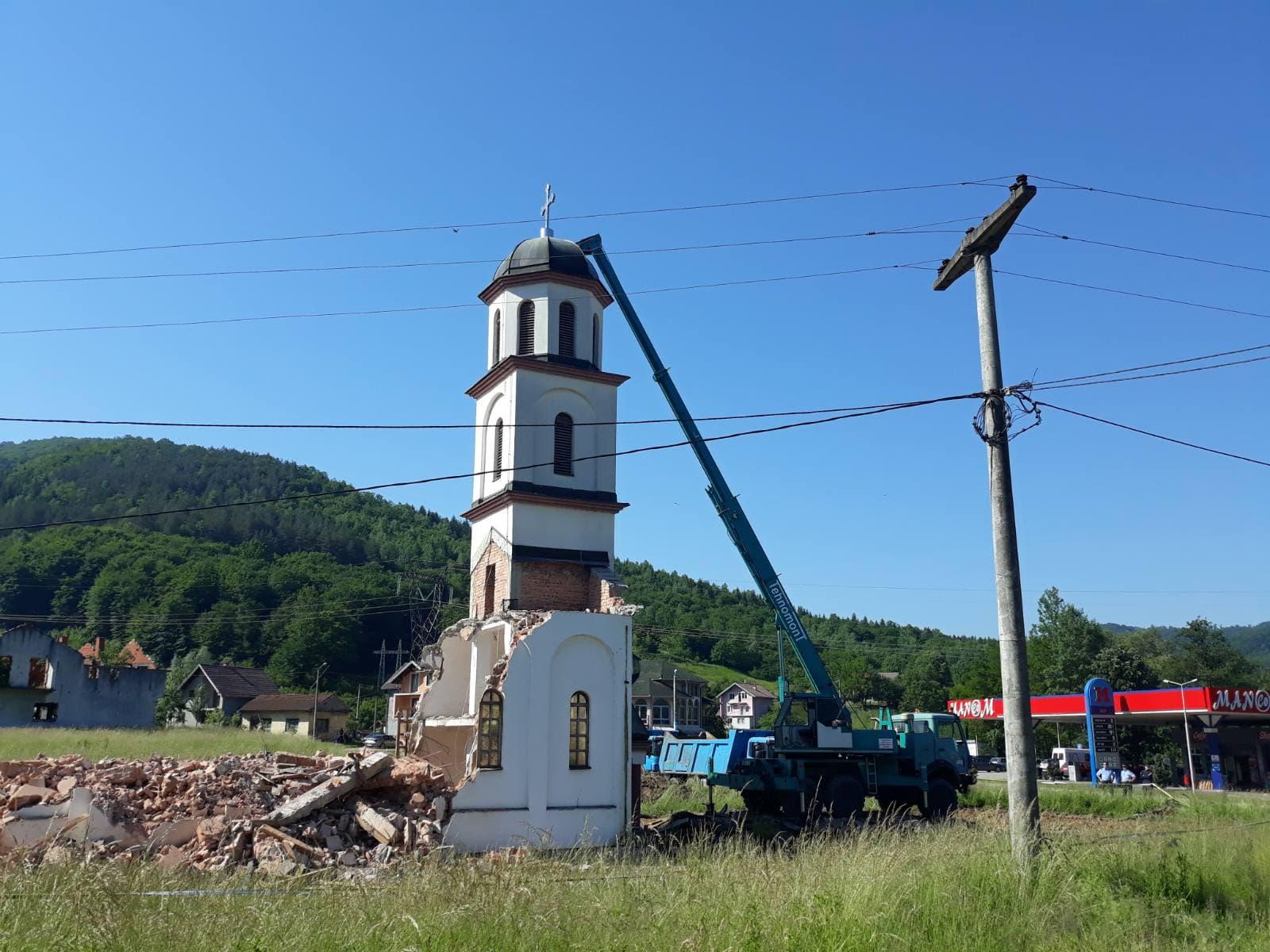 U toku rušenje crkve - Avaz