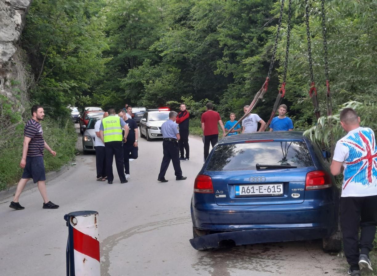 Vozilo izvučeno pomoću dizalice - Avaz