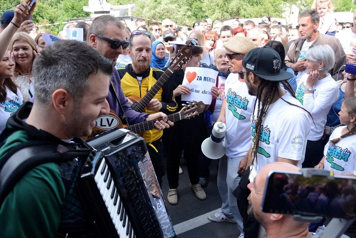 Mještani spriječili dolazak mašina na rijeku Neretvicu pa zapjevali