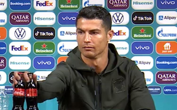 Ronaldo poručio: „Pijte vodu!“ - Avaz