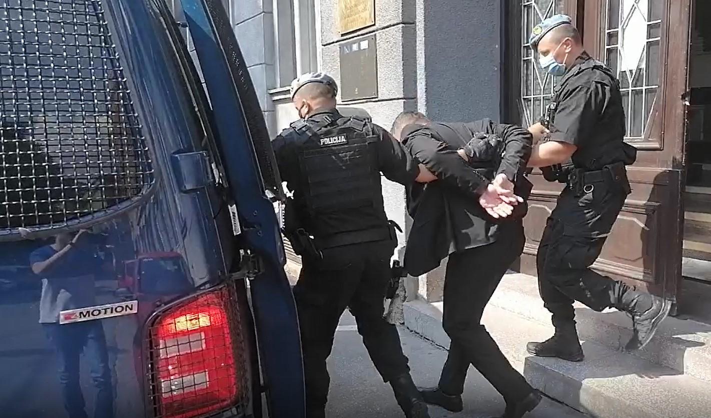 Picture of Muamer Ožegović being taken out of the police station - Avaz