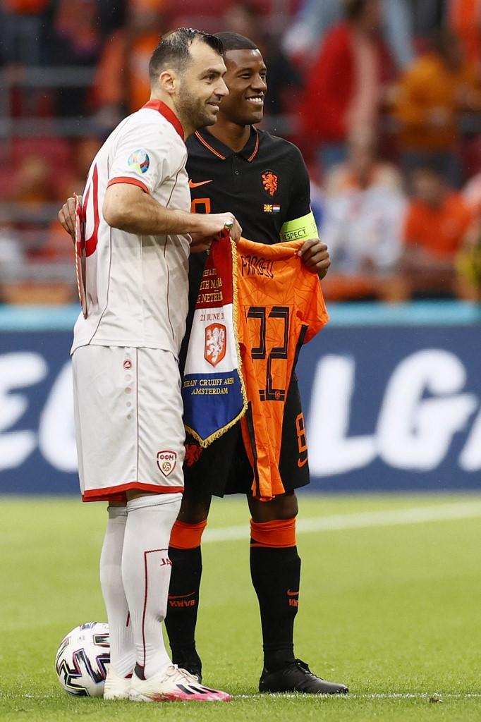 Kapiten Nizozemske uručio poklon Pandevu koji igra posljednju utakmicu za reprezentaciju - Avaz