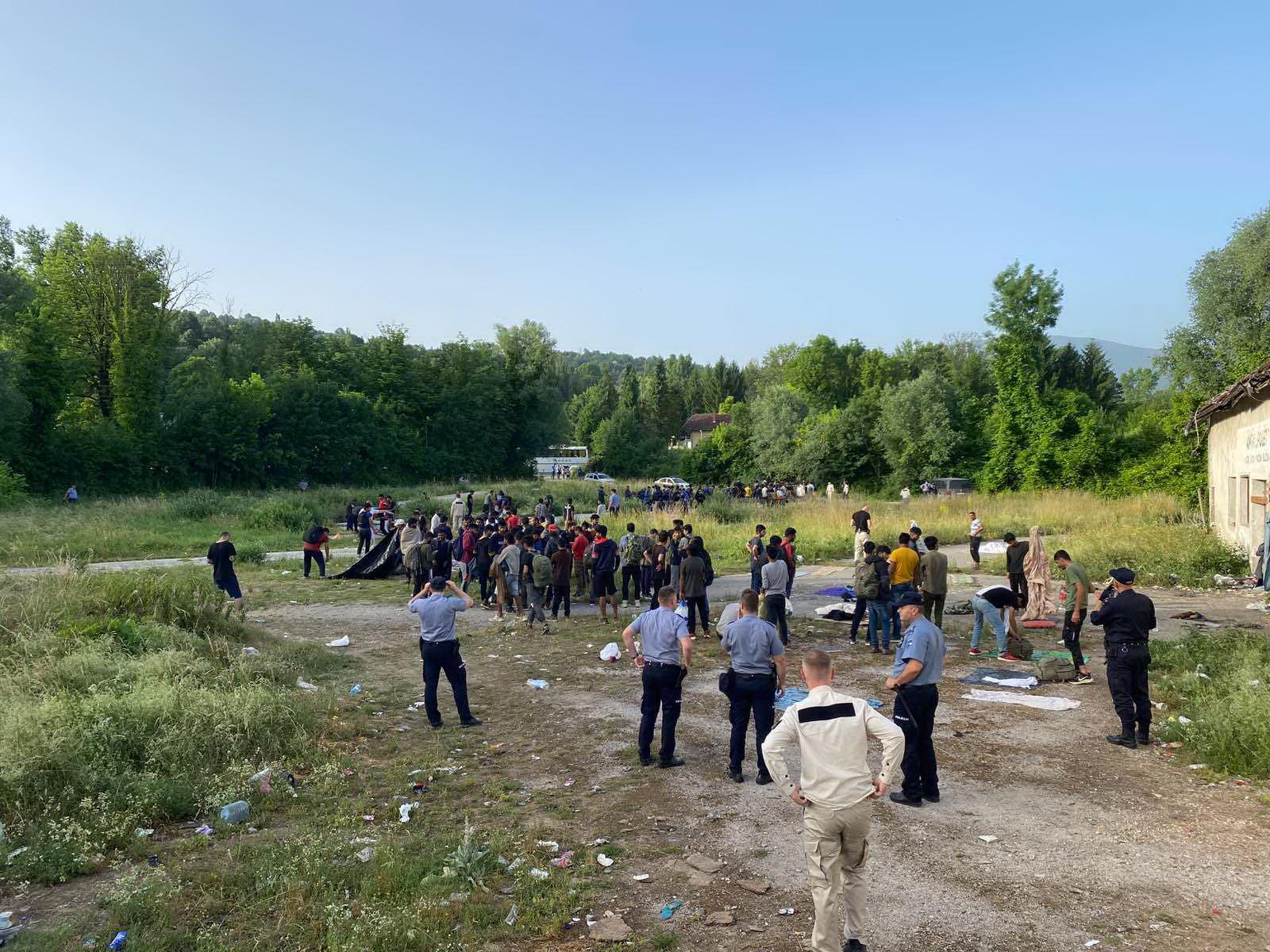 Izmješteno 187 migranata sa dvije lokacije na području grada Bihaća