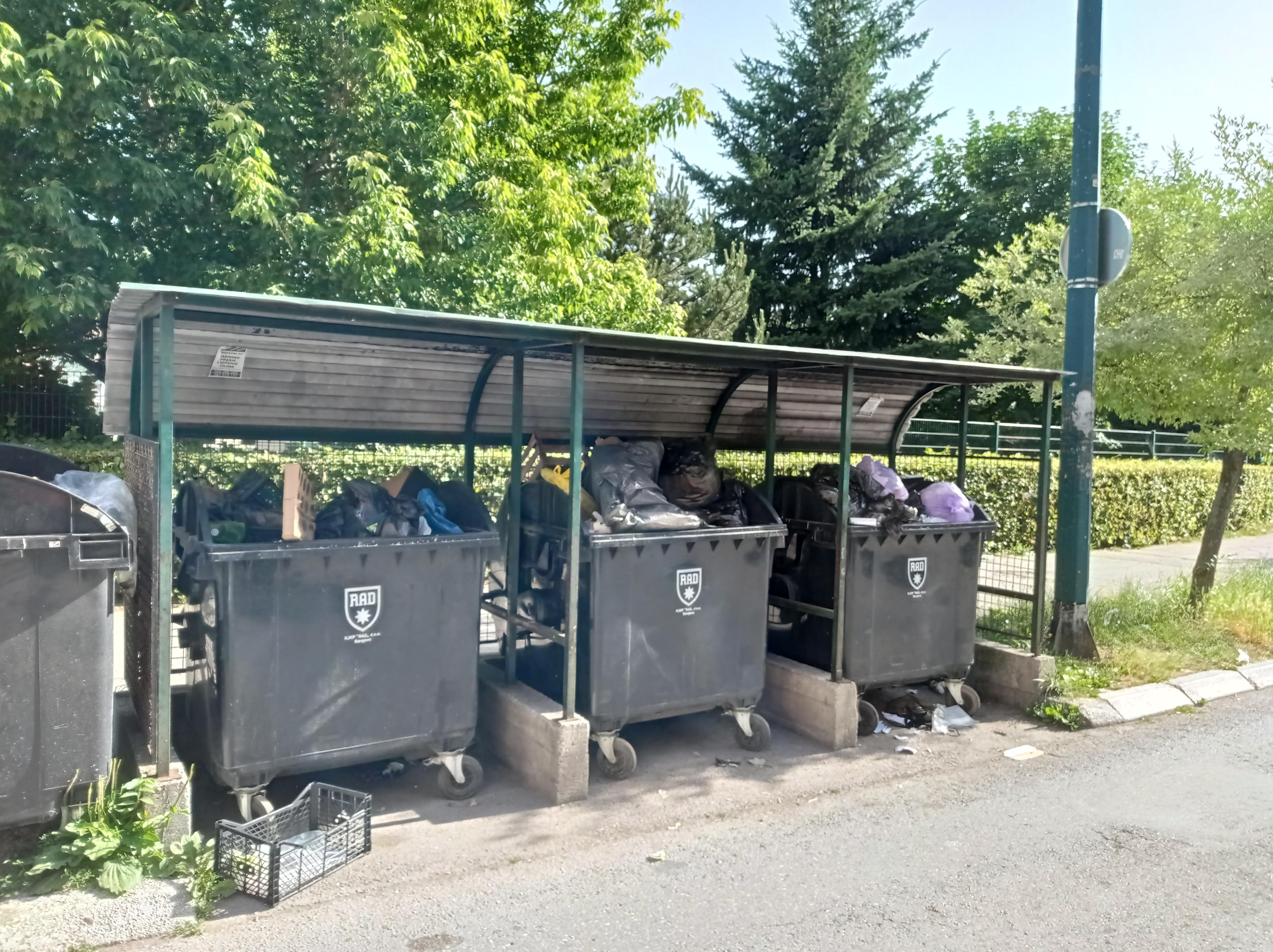 Nesnosan smrad iz kontejnera širi se gradskim naseljima