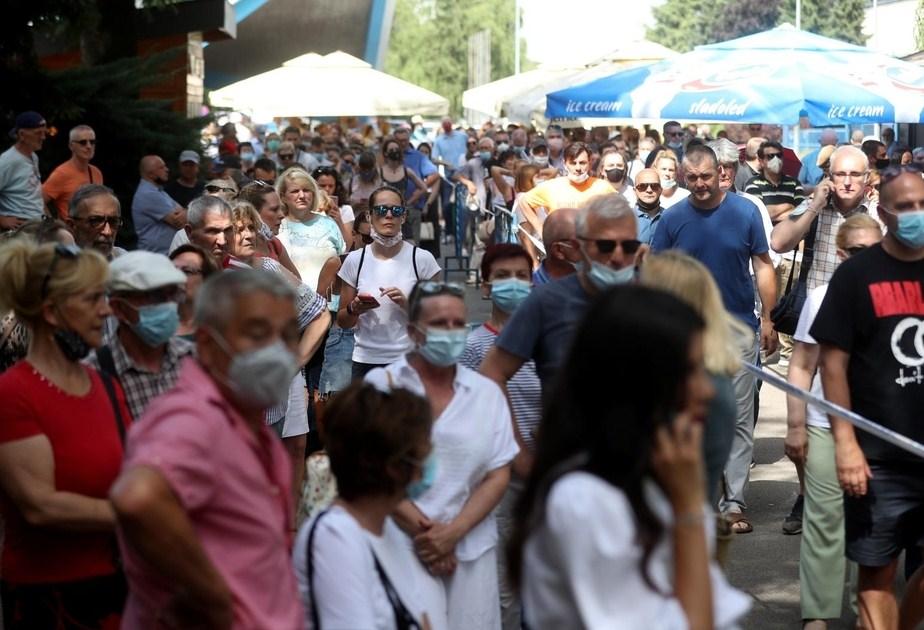 Ogromne gužve: Hiljade ljudi čekaju na vakcinaciju