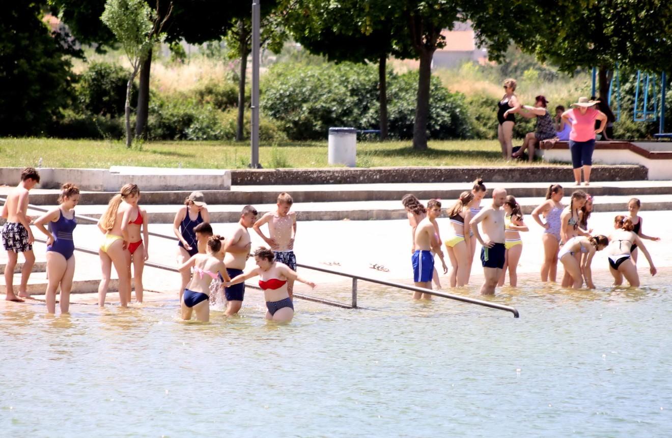 Jedni su uživali u šetnji, drugi su spas tražili u hladu - Avaz