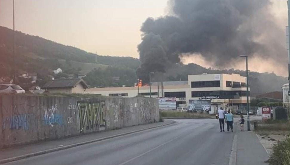 Policija i vatrogasci na terenu - Avaz